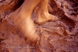 Image du Maroc Professionnelle de  Un ouvrier  pétrit  l’argile imprégnée d’eau dans les ateliers de la Colline des Potiers à Safi, Vendredi 29 Août 1997. (Photo / Abdeljalil Bounhar) 